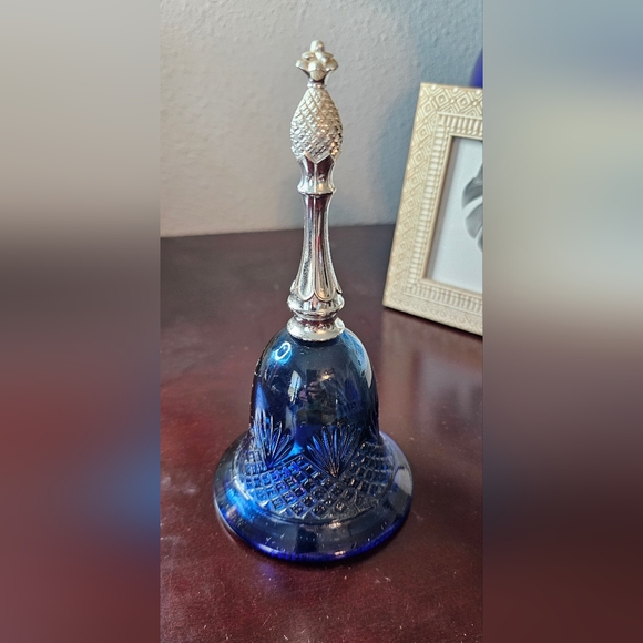 Vintage Avon Collectible Blue Glass Bell Cologne Bottle 1976 edition EUC - Picture 6 of 6